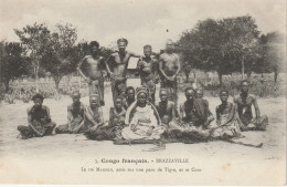 Delcampe - CONGO FRANCAIS. BRAZZAVILLE. LE ROI MAKOKO ASSIS SUR UNE PEAU DE TIGRE ET SA COUR - Französisch-Kongo