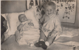 Delcampe - Nederland Warns Friesland Twee Lachende Kinderen 1939 Familieportret #SAS786 - Soestdijk