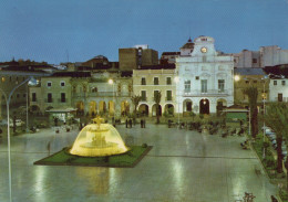 Delcampe - ESPAÑA Merida Plaza De Fuente Iluminada Nocturna Unposted #SAU455 - Mérida