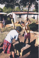 Delcampe - MADAGASCAR - PHOTOGRAPHIE PHOTO - PREPARATION - PILAGE DU GRAIN - MORTIER DU VILLAGE - Madagaskar