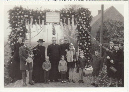 Delcampe - Foto Ruddervoorde Sint-Godelievekerk : Ontvangst Nieuwe Priester Ca 1965 - Oostkamp