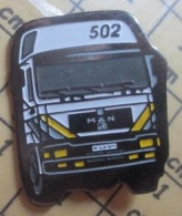 Delcampe - Pin513F    TRANSPORTS CAMION MAN 502 BLANC JAUNE ET GRIS - Transports
