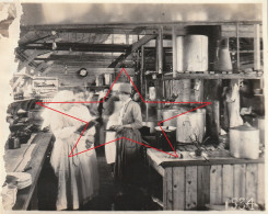 Delcampe - Photo 1918 ISSOUDUN (36) - Au Camp D'aviation Américain ?? La Cantine De L'ARC, Cuisinière (A268, Ww1, Wk 1) - War, Military