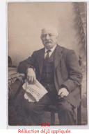 Delcampe - LONGWY : Carte Photo D'un Homme Lisant Le Journal """"l'Hummanité"""" - Très Bon état - Longwy
