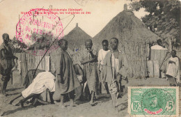 Delcampe - CPA Dakar-Dans Le Village-Les Indigènes Au Jeu-Timbre     L4780 - Senegal