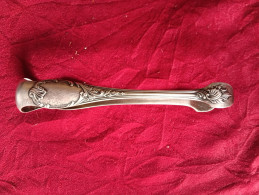 Delcampe - PINCE A SUCRE EN METAL ARGENTE "CRISTOFLE" STYLE LOUIS XV / ROCAILLE - Zilverwerk