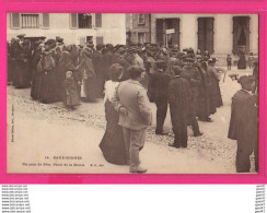 Delcampe - CPA (Réf: Z 4436) LES EAUX BONNES  (64 PYRÉNÉES ATLANTIQUES) Un Jour De Fête  Place De La Mairie (très Animée) - Eaux Bonnes