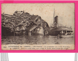 Delcampe - CPA (Réf: Z 4443) (TRANSPORTS BATEAU) Catastrophe Du Liberté Les épaves Rade De Toulon - Krieg