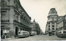 Delcampe - CPSM 14x8,5 - REIMS. La Rue De Vesle Devant Le Théâtre [Autobus] - Reims