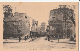 Delcampe - CPA 13 ARLES PORTE DE LA CAVALERIE ANIMEE - Arles