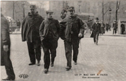 Delcampe - PARIS (75) – 1er Mai 1907 – Arrestation – Policiers Et Passants – CPA Animée – Éd. EID - Manifestazioni