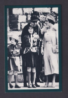Delcampe - ENGLAND -The Princesses Elizabeth And Princess Margaret 1948 Nostalgia Postcard - Königshäuser