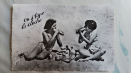 Delcampe - CPSM PIN UP FEMMES MAILLOT DE BAIN ON S TAPE LA CLOCHE PIQUE NIQUE SUR LE SABLE  ROSY - Pin-Ups