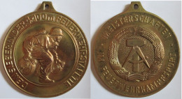 Delcampe - Medaille RDA En Bronze Le Vainqueur Du Relais 4x100m Des Pompiers - Championnats Des Pompiers - Andere & Zonder Classificatie