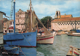 Delcampe - 30 LE GRAU DU ROI SUR LE CANAL BATEAUX DE PECHE L EGLISE - Le Grau-du-Roi