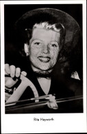 Delcampe - CPA Schauspielerin Rita Hayworth, Portrait Im Automobil - Schauspieler
