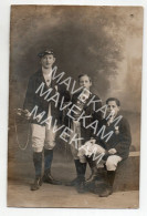Delcampe - Cpa Photo Rare - 27 BERNAY  3 Enfants Posant Avec Clairons Et Médailles Et écussons De La Fanfare De "  La Bayard " - Groupes D'enfants & Familles
