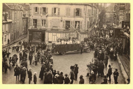Delcampe - 35 Fougères Carte Photo Défilé Avec Char Du Moulin Foule Importante Pavoisement Et Présence D'un Photographe - Fougeres