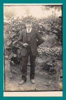 Delcampe - Carte Photo Jeune Homme En Costume ( Non Situé ) - Männer