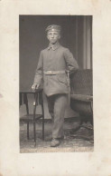 Delcampe - AK Foto Deutscher Soldat Mit Bajonett - 1918 (86643) - Soldatenfriedhöfen