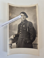 Delcampe - Carte Photo - ANTIBES - Portrait Soldat Du 20e Bataillon De Chasseurs - Voir Insigne & Uniforme - Photographe Du Port - Uniforms