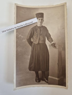 Delcampe - CPA Photo - Beau Portrait Studio D'un Soldat Du 9e Zouaves ? Voir Chéchia Et Numéro , Uniforme Régiment Colonial - Uniforms