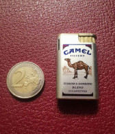 Delcampe - Ancien Mini Briquet Vintage CAMEL Extra Plat (Aster Japon 70s) + Boîte Allumettes Offerte - Autres & Non Classés