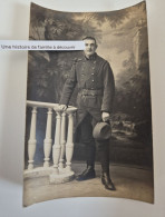 Delcampe - CPA Photo - Portrait Studio Poilu Du 26e Régiment - Voir Zoom - WW1 Uniforme Képi Capote Soldat Grande Guerre - Uniforms