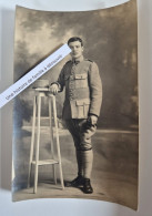 Delcampe - CPA Photo - Portrait Studio Soldat Du 30e Régiment D' Artillerie ? Voir Zoom - Uniforme Képi Capote Soldat Grande Guerre - Uniforms