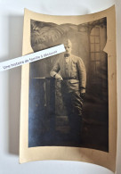 Delcampe - CPA Photo - Portrait Studio Soldat Du 113e Régiment D' Artillerie - Voir Zoom - Uniforme Calot Ceinturon - Uniforms