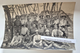 Delcampe - CPA Photo - MAROC ? ALGERIE ? TUNISIE ? - Beau Portrait De Soldat Colonial - Voir Casque Ceinturon équipement Aviateur ? - Uniforms
