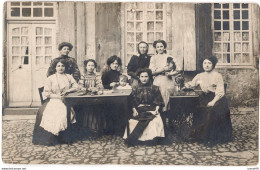 Delcampe - 79 - ARGENTON Le CHATEAU - Carte Photo - Groupe D'ouvrières Couturières-modistes - Argenton Chateau