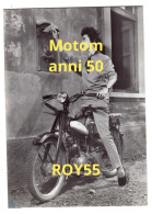 Delcampe - Moto Ragazza Su Motom Anni 50 - Motorfietsen