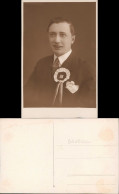 Delcampe - Junger Mann Mit Kokarde In Tschechischen Nationalfarben Foto Scutec 1934 - Bekende Personen