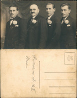 Delcampe - Männer Im Anzug Mit Weißer Nelke Atelierfoto Polen 1919 Privatfoto - Bekende Personen