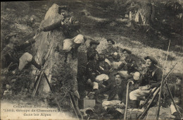 Delcampe - CPA Militaria Groupe De Chasseurs Alpins Dans Les Alpes - Uniforms