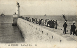Delcampe - CPA Le Treport La Nouvelle Jetee Phare - Le Treport