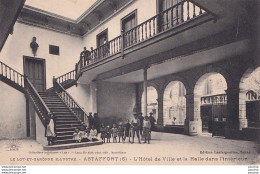 Delcampe - 47) ASTAFFORT - L ' HOTEL DE VILLE ET LA HALLE DANS L ' INTERIEUR - ANIMATION  - HABITANTS - ECOLIERS - ( 2 SCANS ) - Astaffort
