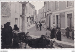 Delcampe - 47) LAROQUE - TIMBAULT  - RUE DE LA HALLE - ANIMATION - HABITANTS - MARCHE - ETALS - ( 2 SCANS ) - Laroque Timbault
