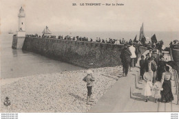 Delcampe - L33-76) LE TREPORT - SUR LA JETEE - ANIMATION - PROMENEURS - ( 2 SCANS ) - Le Treport