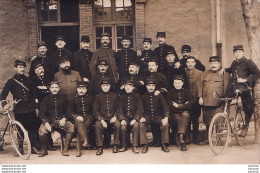 Delcampe - MILITARIA - CARTE  PHOTO -  REGIMENT  MILITAIRES DU 104 EME SUR  KEPIS  - 3 SCANS - Regimente