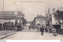 Delcampe - 55) LIGNY EN BARROIS - MEUSE - RUE DE SAINT DIZIER - HABITANTS - TRAIN - PASSAGE A NIVEAU - ( 2 SCANS ) - Ligny En Barrois
