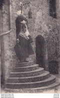 Delcampe - R19-76) FECAMP - SUR LE SEUIL D'UNE VIEILLE MAISON - LA NORMANDIE  - FEMME EN COSTUME ET COIFFE - ( 2 SCANS ) - Fécamp