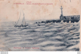 Delcampe - L6-11) LA - NOUVELLE - AUDE - BATEAU DE PECHE FUYANT LA TEMPETE - ( 2 SCANS ) - Port La Nouvelle