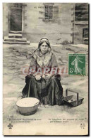 Delcampe - CPA Folklore Au Pays Marchois En Epluchant Les Pommes De Terre Pour La Bonne Soupe - Kostums