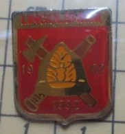 Delcampe - Pin513i   POMPIERS  SAPEURS  DE LINGOLSHEIM 1902 1992 ALSACE - Pompiers