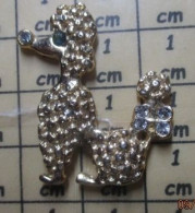Delcampe - Pin513i    ANIMAUX CHIEN CANICHE METAL JAUNE ET "BRILLANTS" Comme Un Bijou - Animaux