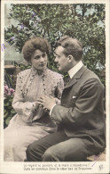 Delcampe - CPA Fantaisie Couple Le Regard Se Penetre Et La Main S'abandonne - Paare