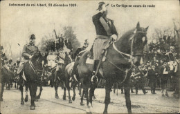 Delcampe - CPA Avenement Du Roi Albert 23 Decembre 1909 Le Cortege En Cours De Route - Königshäuser