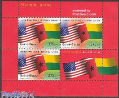 Delcampe - Guinea Bissau 2002 United We Stand S/s, Mint NH, History - Flags - Guinée-Bissau